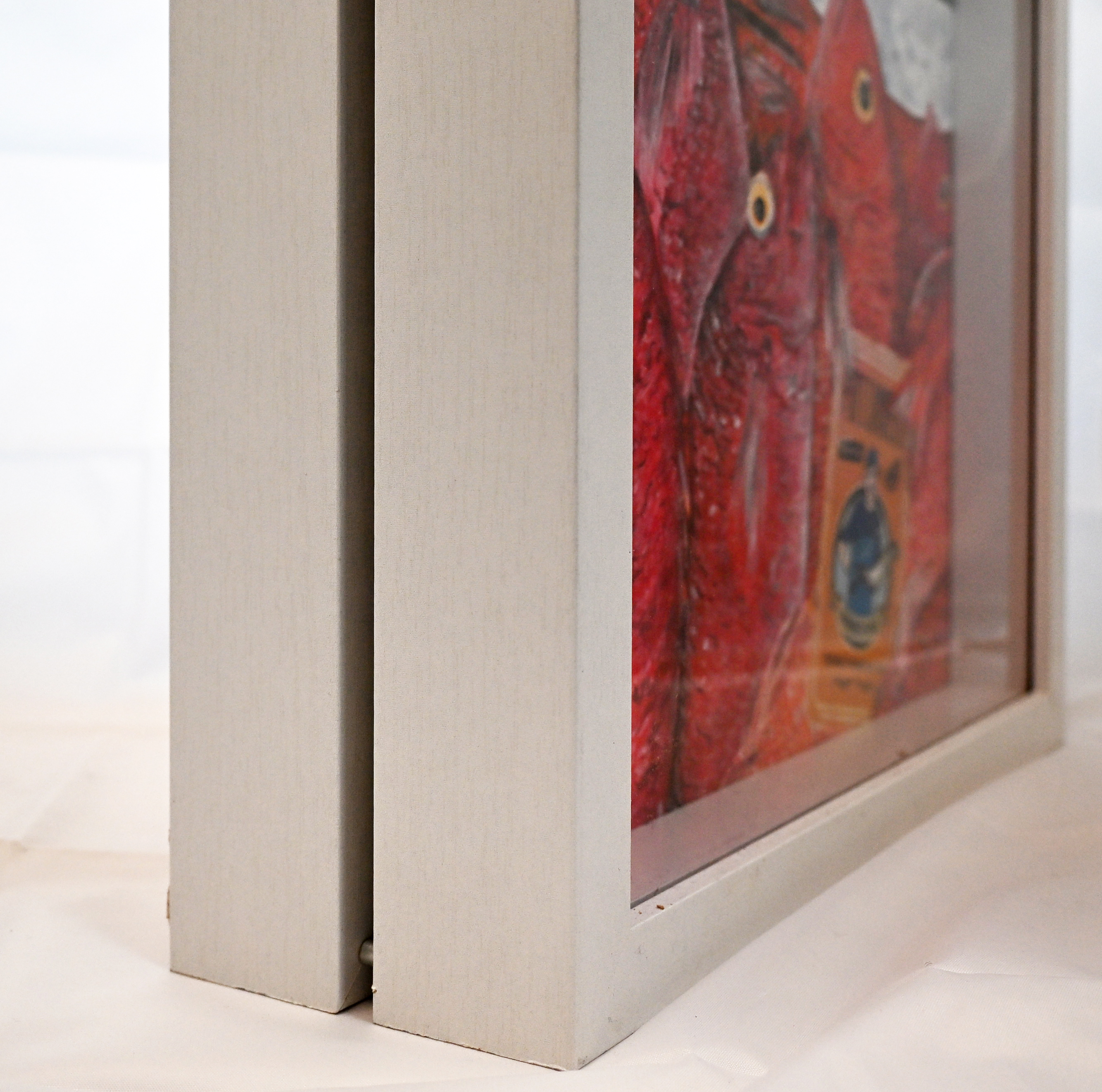 Doppelrahmen mit schmaler Sichtfuge zum Hängen oder Aufstellen (Seitenansicht)